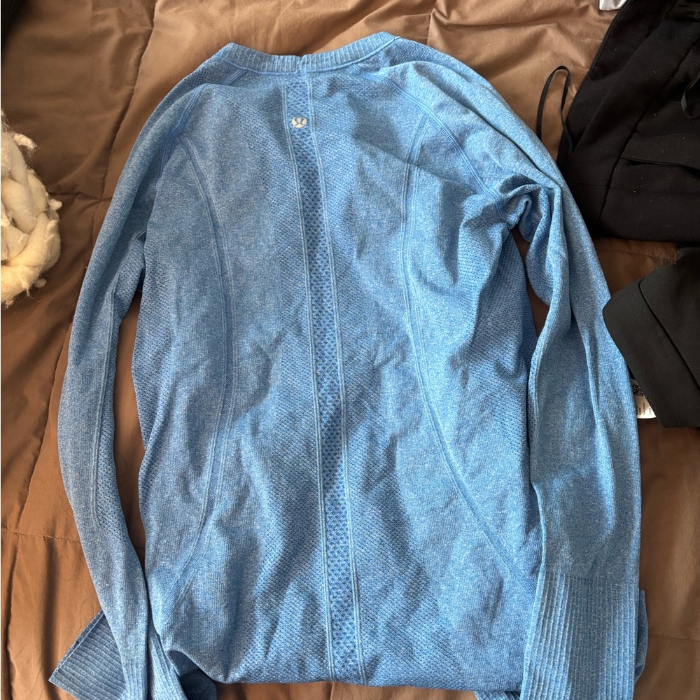 Women’s Lululemon long sleeve in blue - Picture 4 of 5